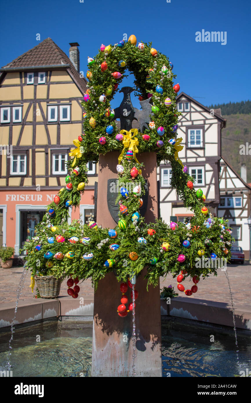 Neckargemuend, Allemagne - le 9 avril 2017 : décoration de Pâques à une fontaine sur la place du marché historique de Neckargemünd, une ville près de Heidelberg, Allemand Banque D'Images