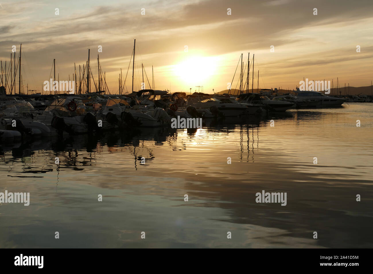 Vue panoramique du port de plaisance au coucher du soleil. Paysage coloré sur une nuit d'été à Alghero, Sardaigne, Italie. Banque D'Images
