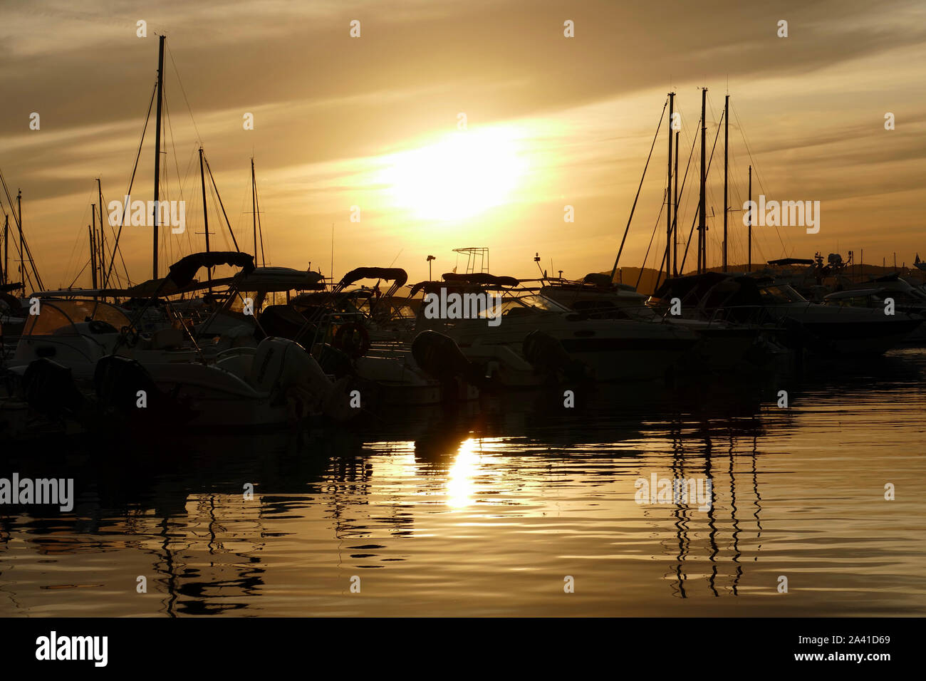 Vue panoramique du port de plaisance au coucher du soleil. Paysage coloré sur une nuit d'été à Alghero, Sardaigne, Italie. Banque D'Images