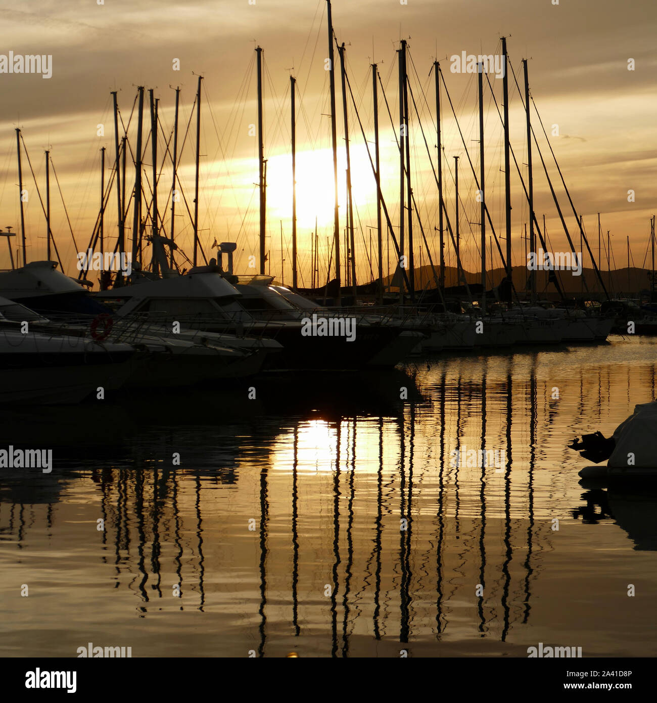 Vue panoramique du port de plaisance au coucher du soleil. Paysage coloré sur une nuit d'été à Alghero, Sardaigne, Italie. Banque D'Images