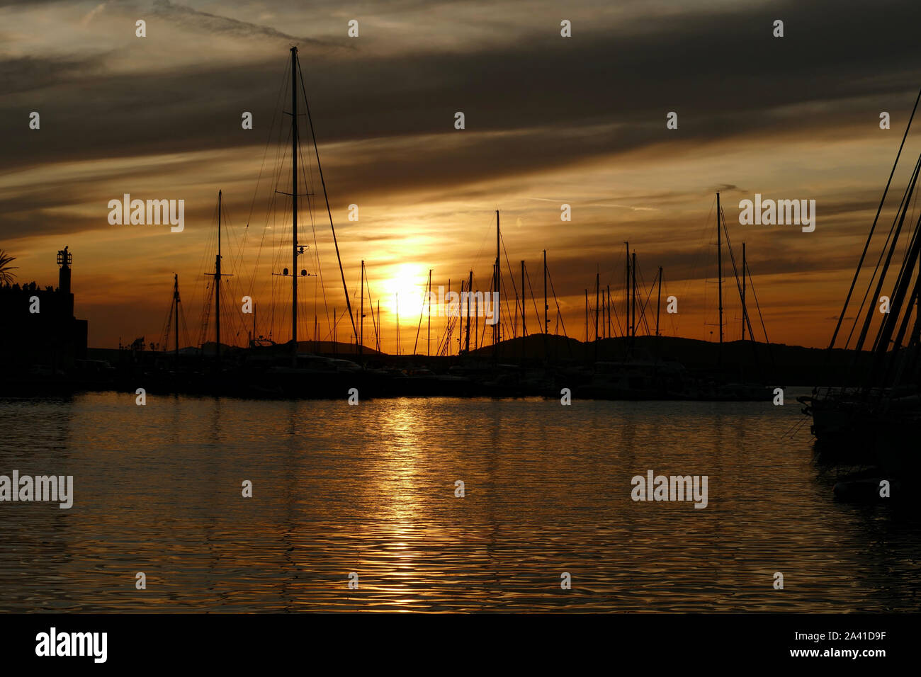 Vue panoramique du port de plaisance au coucher du soleil. Paysage coloré sur une nuit d'été à Alghero, Sardaigne, Italie. Banque D'Images