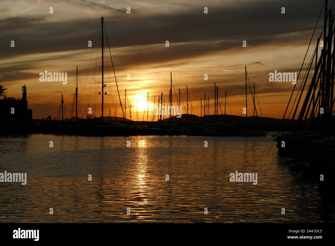 Vue panoramique du port de plaisance au coucher du soleil. Paysage coloré sur une nuit d'été à Alghero, Sardaigne, Italie. Banque D'Images