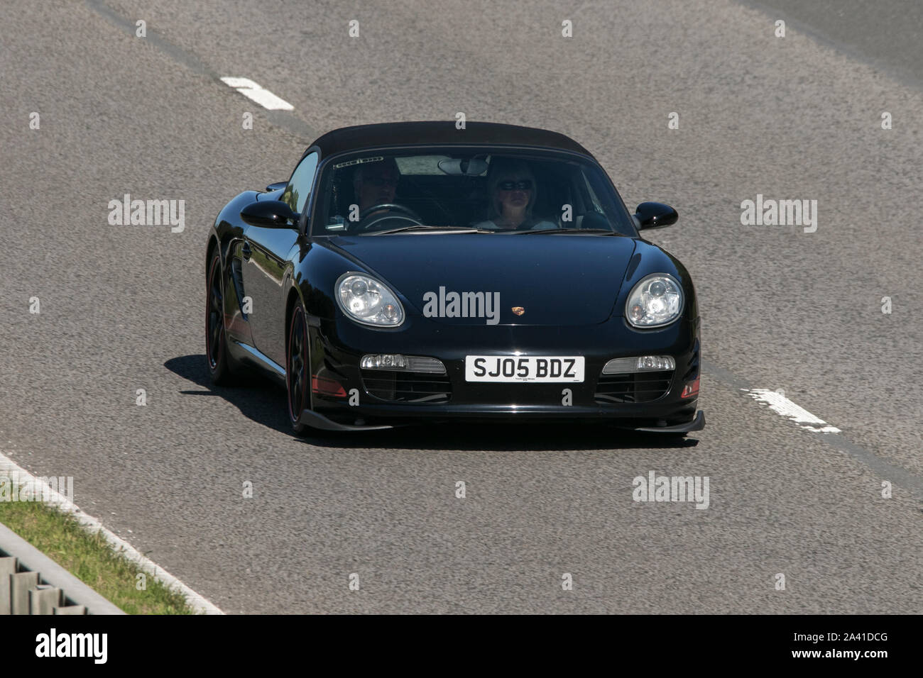 2005 Porsche Boxster noir ; voyageant sur l'autoroute M6 près de Preston dans le Lancashire, Royaume-Uni Banque D'Images