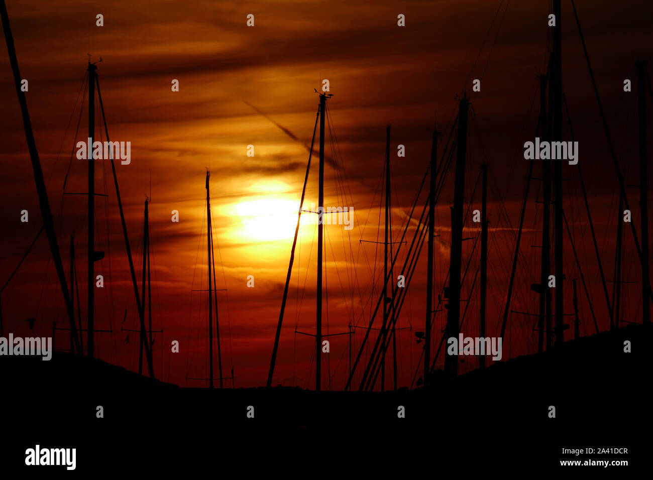 Vue panoramique du port de plaisance au coucher du soleil. Paysage coloré sur une nuit d'été à Alghero, Sardaigne, Italie. Banque D'Images