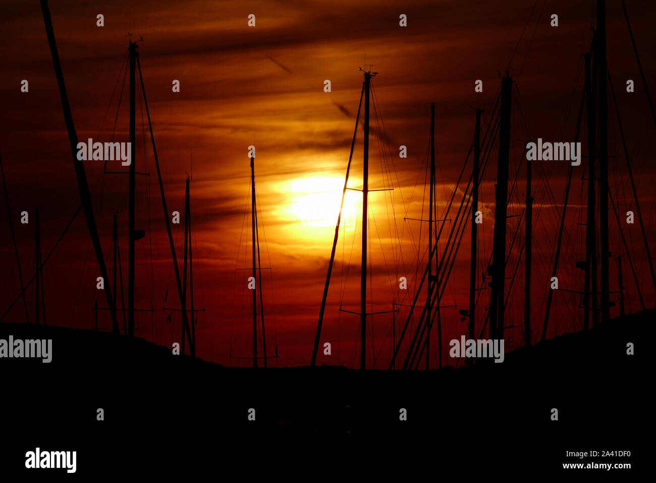 Vue panoramique du port de plaisance au coucher du soleil. Paysage coloré sur une nuit d'été à Alghero, Sardaigne, Italie. Banque D'Images