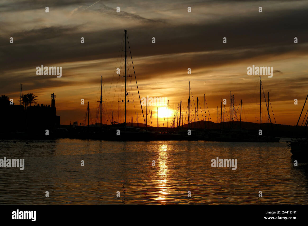 Vue panoramique du port de plaisance au coucher du soleil. Paysage coloré sur une nuit d'été à Alghero, Sardaigne, Italie. Banque D'Images