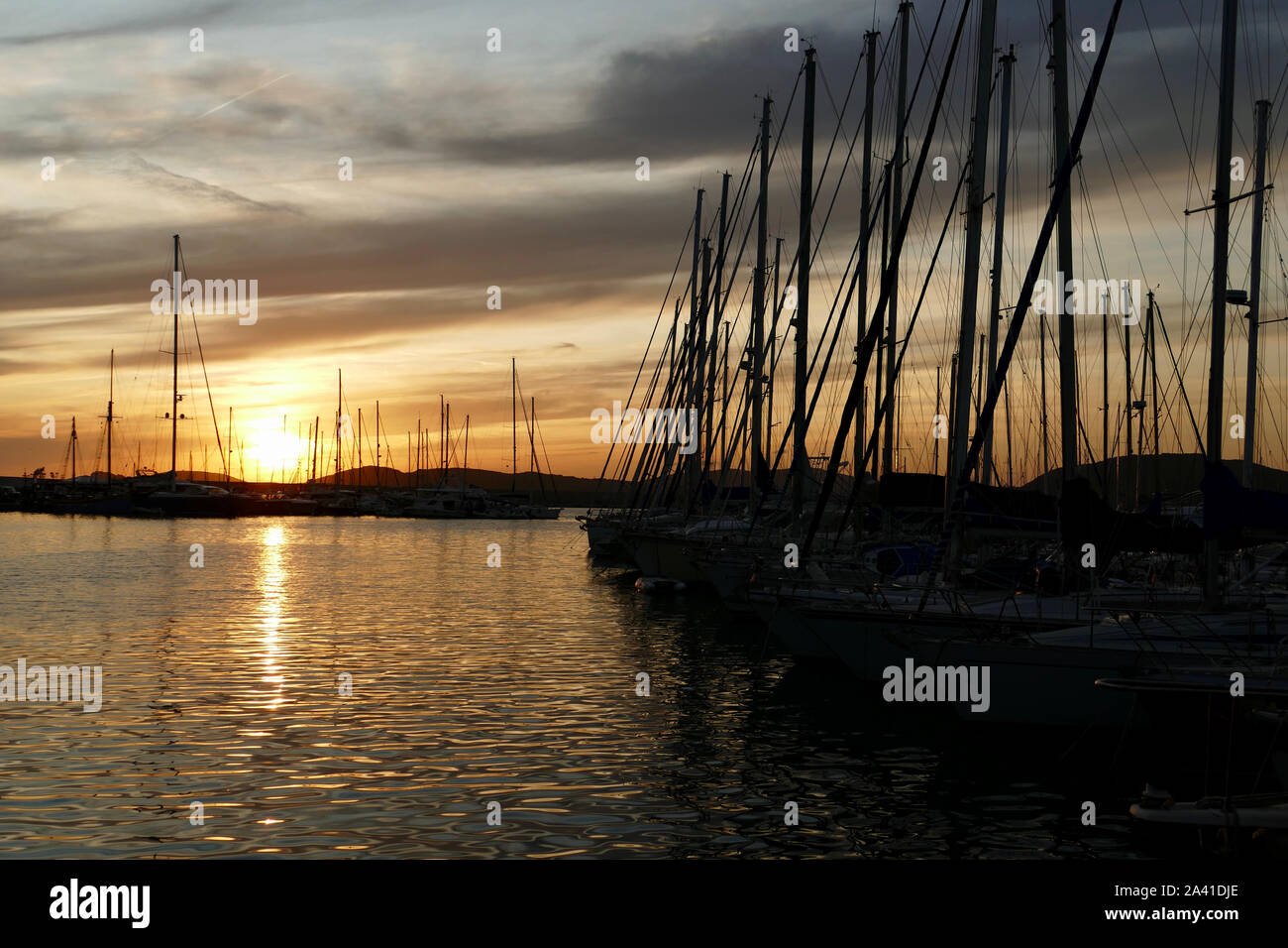 Vue panoramique du port de plaisance au coucher du soleil. Paysage coloré sur une nuit d'été à Alghero, Sardaigne, Italie. Banque D'Images