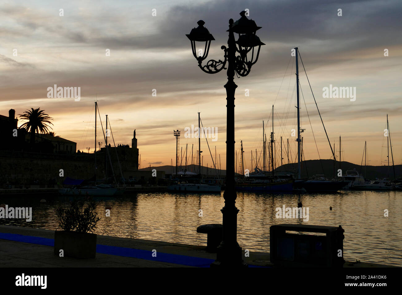Vue panoramique du port de plaisance au coucher du soleil. Paysage coloré sur une nuit d'été à Alghero, Sardaigne, Italie. Banque D'Images