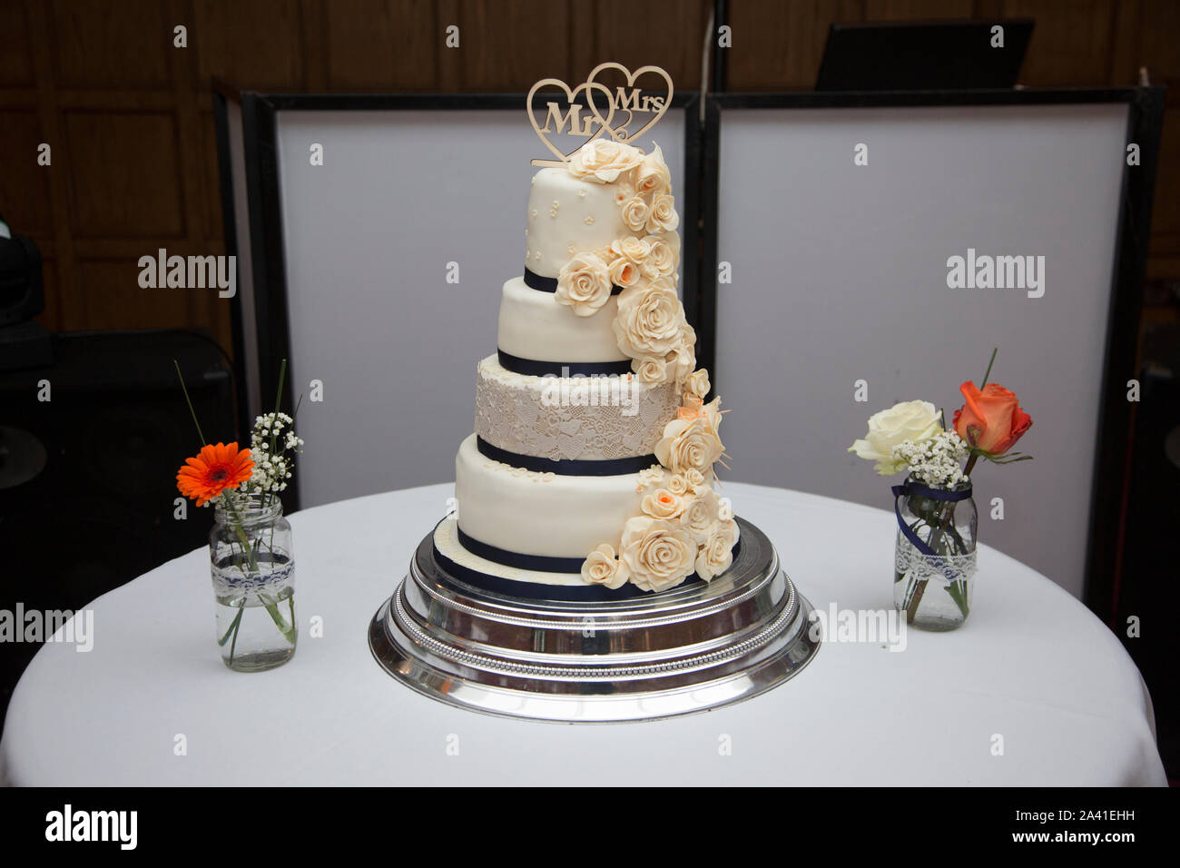 Gateau De Mariage A Quatre Niveaux De Sucre Glace Toutes Les Fleurs En Bas De La Decoration D Un Cote Il Fait Des Fleurs Creme De Cerise Bleu Marine Ruban Autour De L Autre