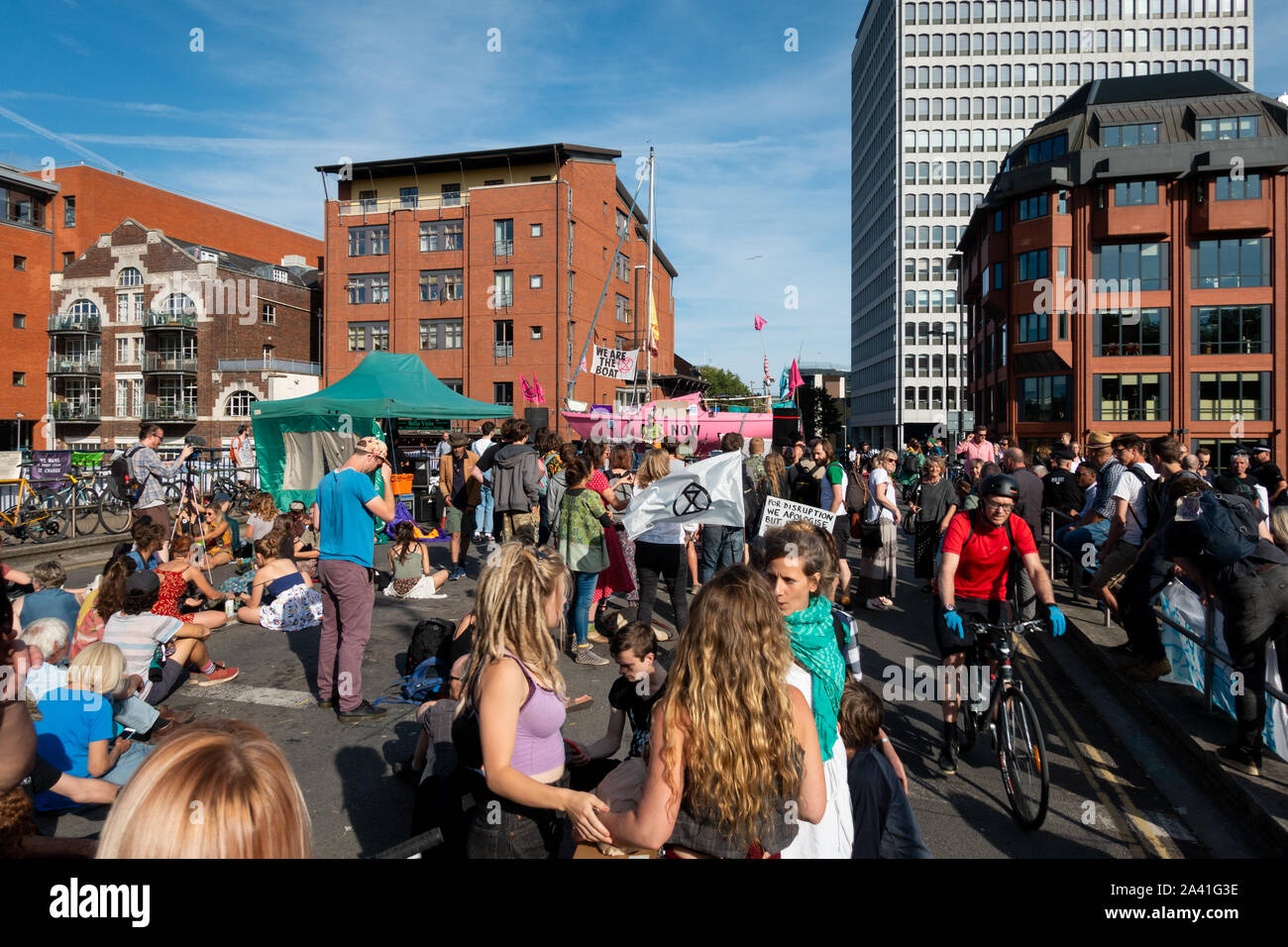 Extinction de l'été manifestations rébellion soulèvement à Bristol le 18 juillet 2019 - les protestataires qui occupent le pont de Bristol, Bristol, Royaume-Uni, avec voile et band Banque D'Images