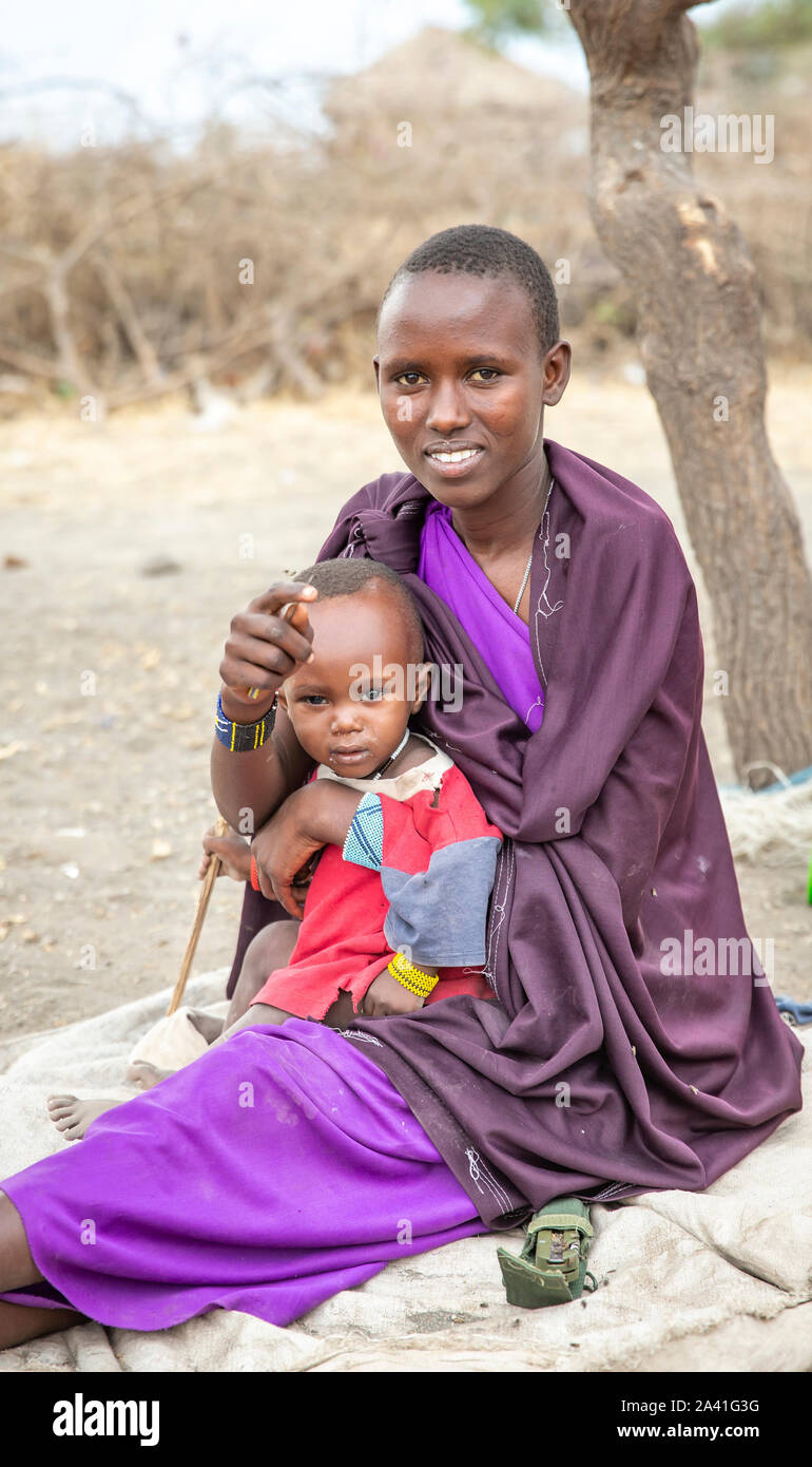 Arusha, Tanzanie, 7ème Septembre 2019 : masaï avec un enfant Banque D'Images