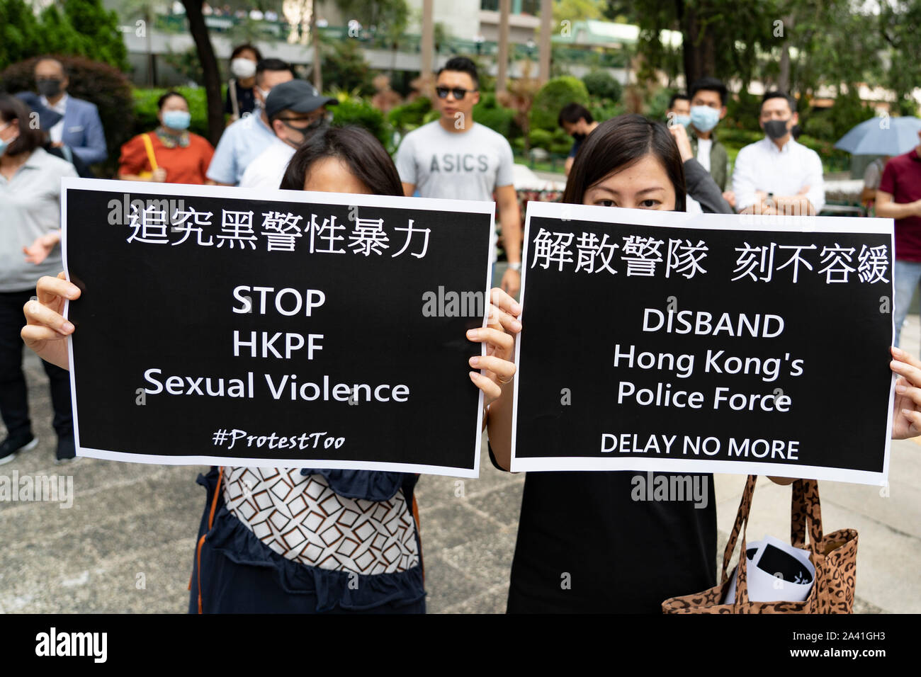 Hong Kong. 11 octobre 2019. Midi flash mob démonstration par des manifestants pro-démocratie en Chater Square , à Hong Kong. Les manifestants se sont rassemblés pour protester contre le traitement des personnes arrêtées par la police au cours de manifestations pour la démocratie dans les 4 derniers mois. Police a menacé d'arrêter la démonstration mais il a adopté de manière pacifique et a conclu avec mars dans les rues de la ville . Iain Masterton/Alamy Live News. Banque D'Images