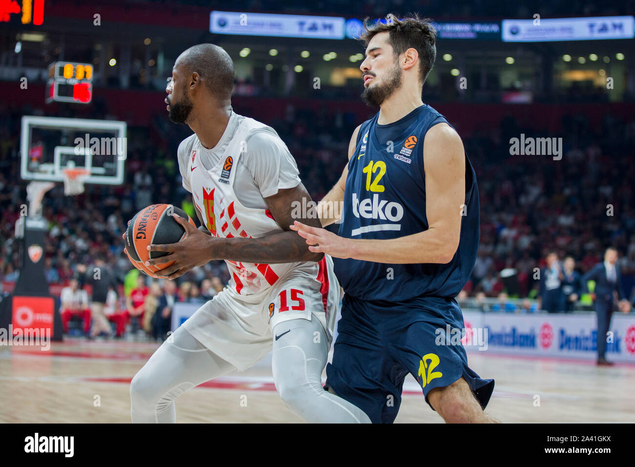 Belgrade, Serbie. 10 Oct, 2019. James Gist de Crvena Zvezda Belgrade rivalise contre mts Nikola Kalinic de Fenerbahce Istanbul Beko. Credit : Nikola Krstic/Alamy Live News Banque D'Images