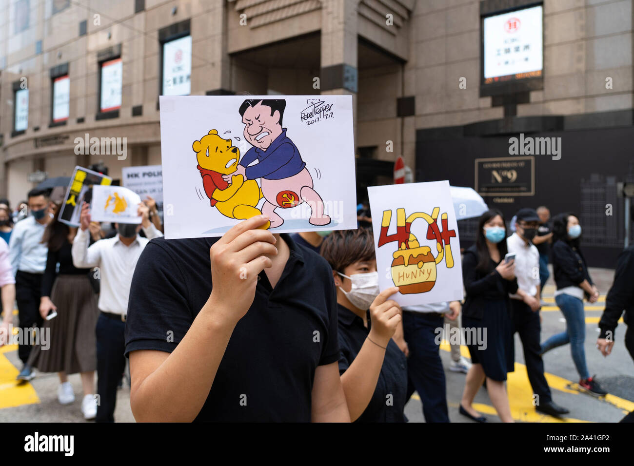 Hong Kong, Chine. 11 octobre 2019. Midi flash mob démonstration par des manifestants pro-démocratie en Chater Square , à Hong Kong. Les manifestants se sont rassemblés pour protester contre le traitement des personnes arrêtées par la police au cours de manifestations pour la démocratie dans les 4 derniers mois. Police a menacé d'arrêter la démonstration mais il a adopté de manière pacifique et a conclu avec mars dans les rues de la ville . Pic. Winnie l'Poo agressions par Xi Jinping. Iain Masterton/Alamy Live News. Banque D'Images