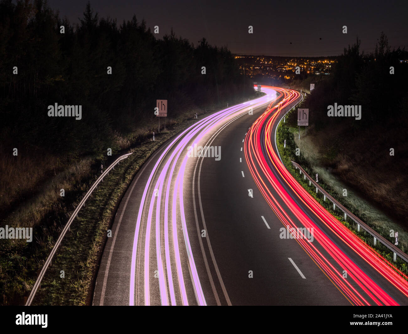 Le trafic sur l'autoroute la nuit Banque D'Images