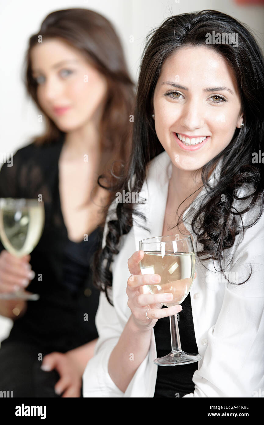 Deux amis à un dîner avec un verre de vin Banque D'Images