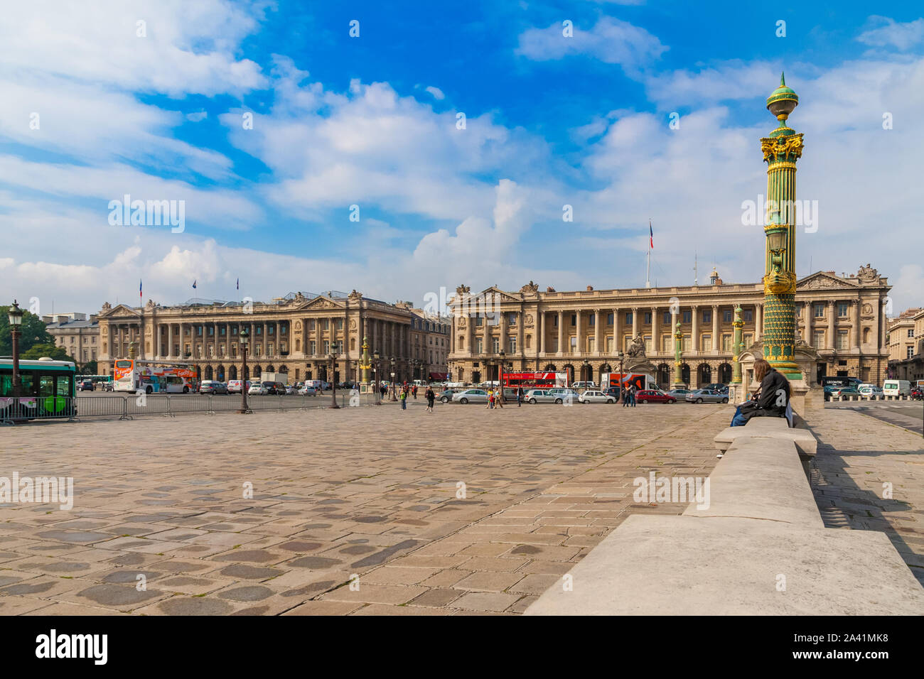 Belle vue panoramique sur la célèbre place publique Place de la Concorde à Paris avec les deux pierres identiques et de la rue des palais Royal dans l'arrière-plan. Banque D'Images