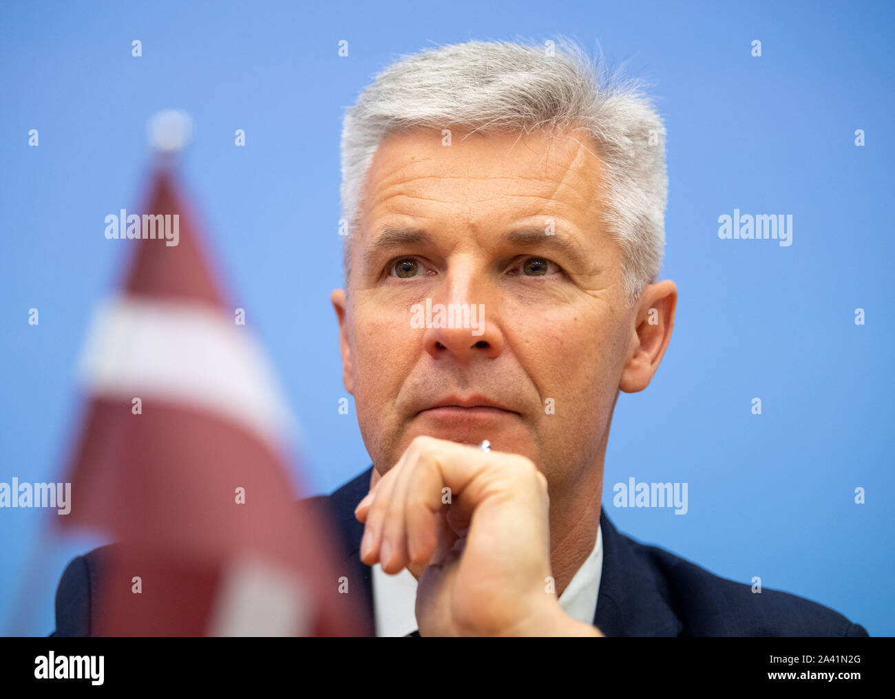 Riga, Lettonie. Oct 11, 2019. Artis Pabriks, ministre de la défense de la Lettonie, prend part à une conférence de presse conjointe avec le Ministre allemand de la Défense, Kramp-Karrenbauer. Le voyage de deux jours du ministre de la Défense pour les Etats baltes comprend des entretiens politiques et une visite à les soldats allemands qui y sont stationnées. Credit : Monika Skolimowska/dpa-Zentralbild/dpa/Alamy Live News Banque D'Images