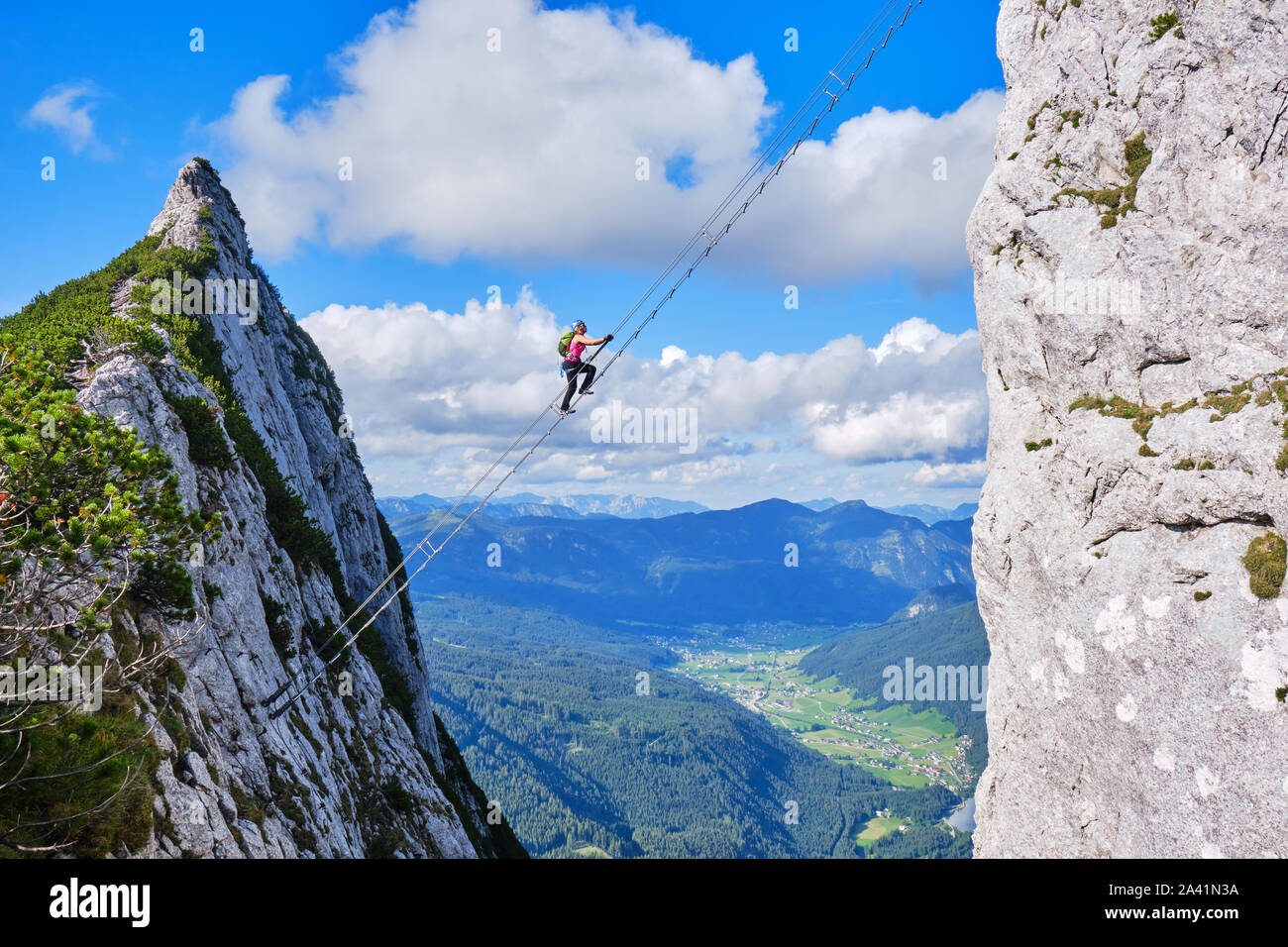 Via ferrata Klettersteig Intersport Donnerkogel dans les Alpes autrichiennes, à proximité de Gosau. Stairway To Heaven concept. Banque D'Images