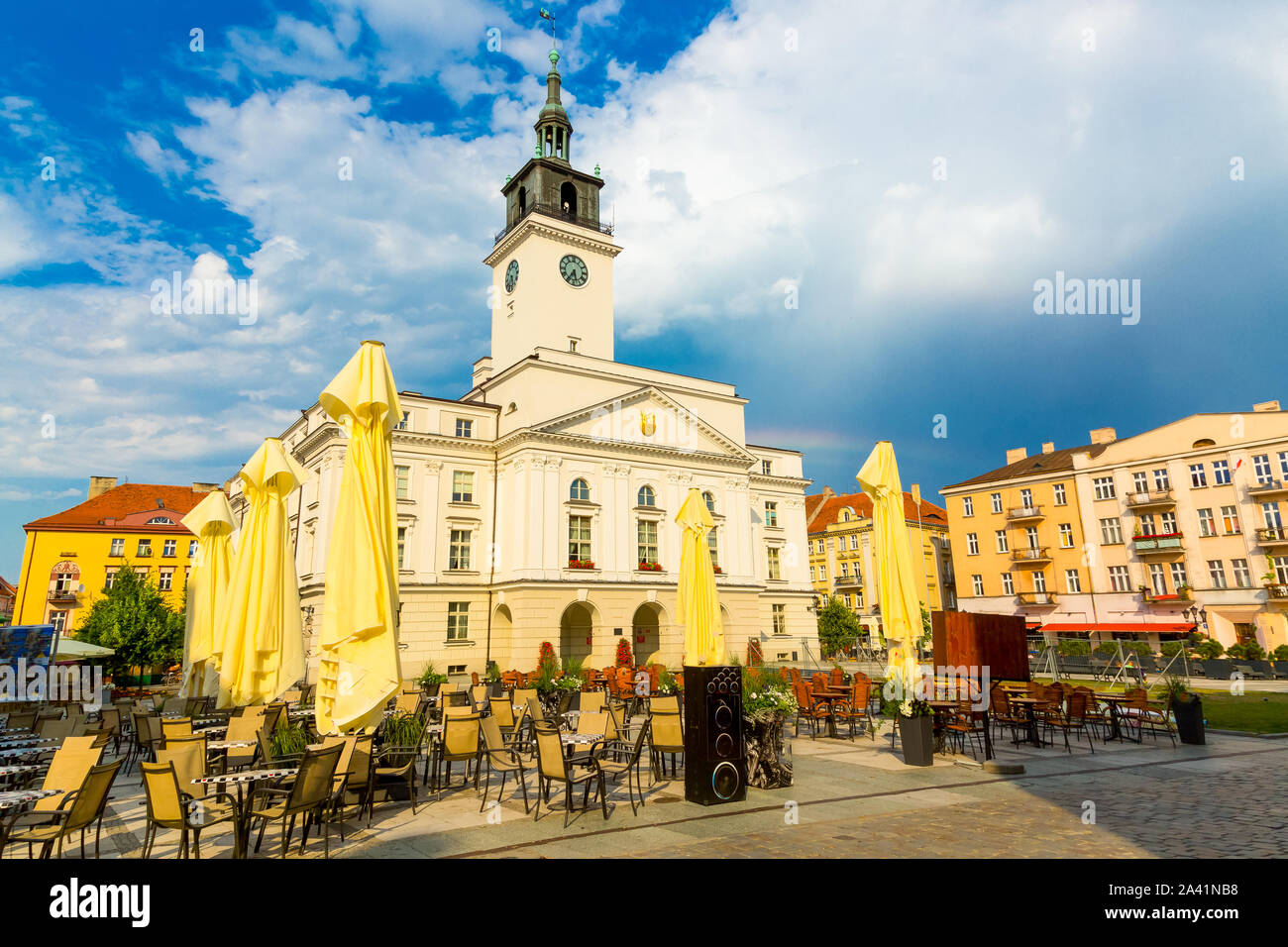 La place de la vieille ville, avec la mairie de ville de Kalisz, Pologne Banque D'Images