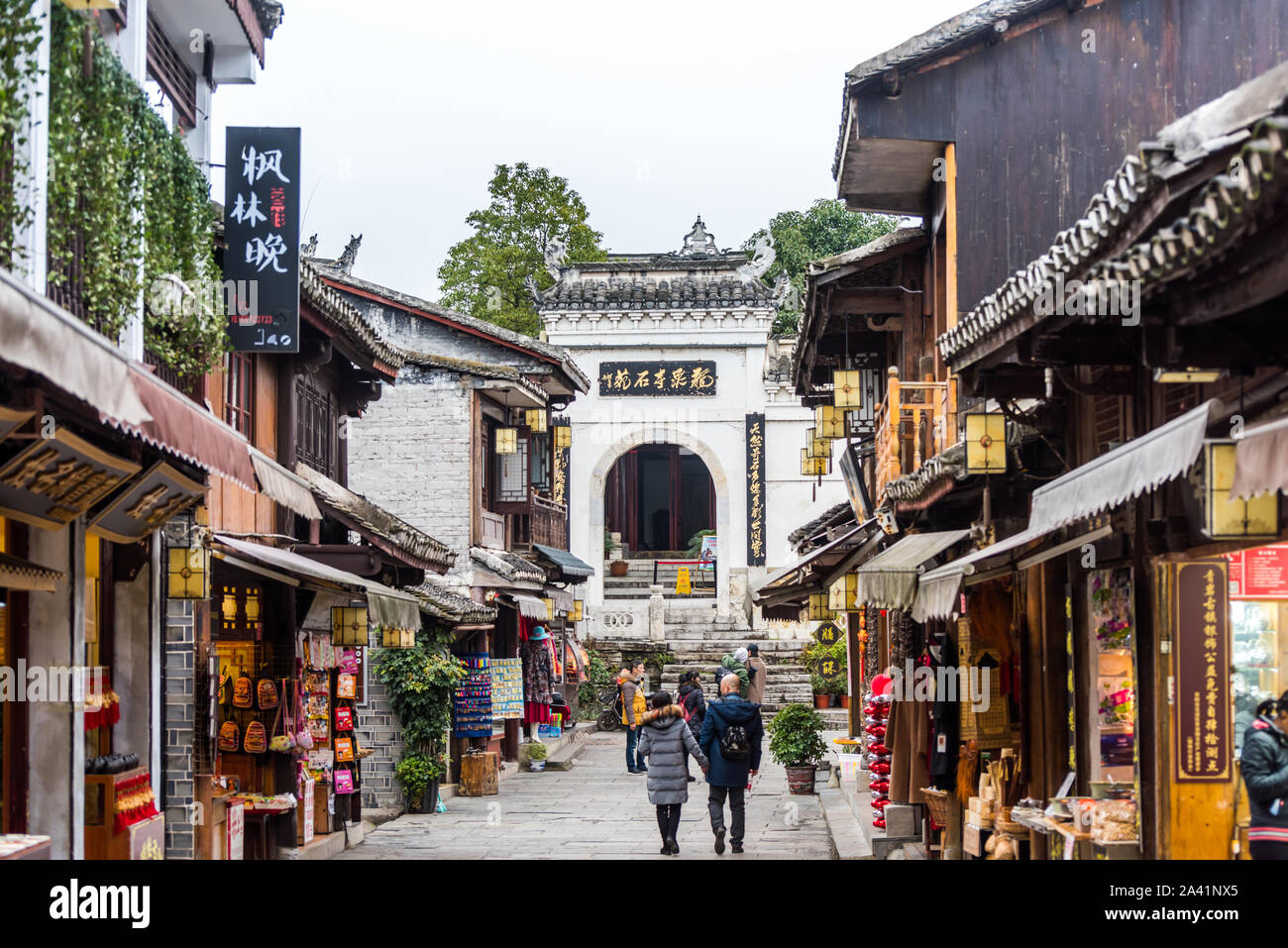 Rue commerçante de la ville antique Qingyan, l'un des meilleurs 4e célèbre vieux villages et envoyés au voyage populaire dans la province de Guizhou, en Chine. L'ancien de Banque D'Images