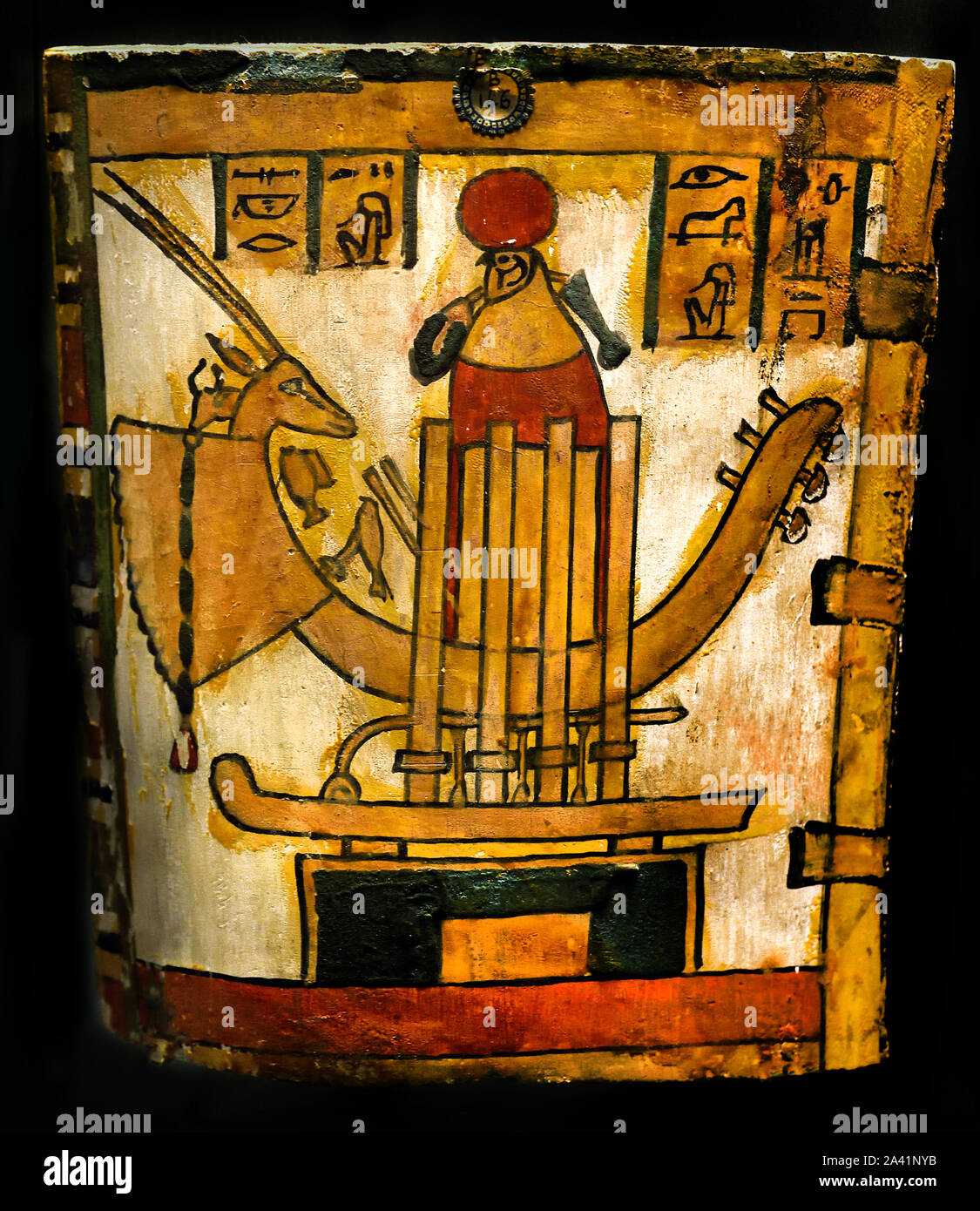 SOKAR dans son bateau forme cercueil Fragment Troisième période intermédiaire, 1069 - 664 BC ( SOKAR, Dieu de les cimetières de la région de Gizeh et de Memphis, il est aussi le patron des artisans qui travaillent le métal. Il emprunte de nombreuses fonctions des dieux P TAH et O S I R I S au point d'être confondu avec eux en un dieu appelé Ptah-Sokar-Osiris). Banque D'Images