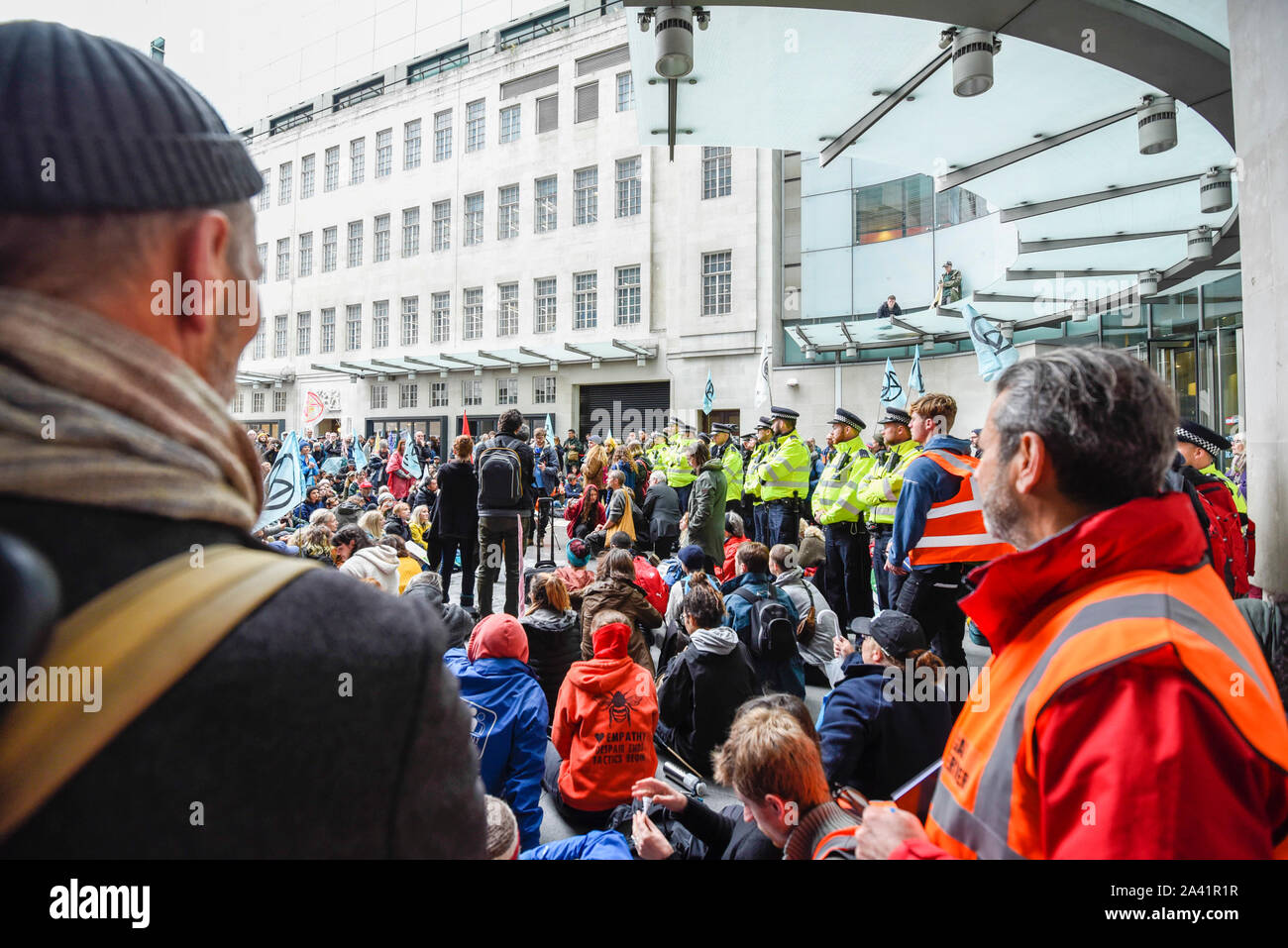 Londres, Royaume-Uni. 11 octobre 2019. Les membres de la rébellion Extinction recueillir devant le siège de la BBC à Portland Place le jour 5 de leurs manifestations. Activistes du climat demandent que le gouvernement prend des mesures immédiates contre les effets négatifs du changement climatique. Crédit : Stephen Chung / Alamy Live News Banque D'Images