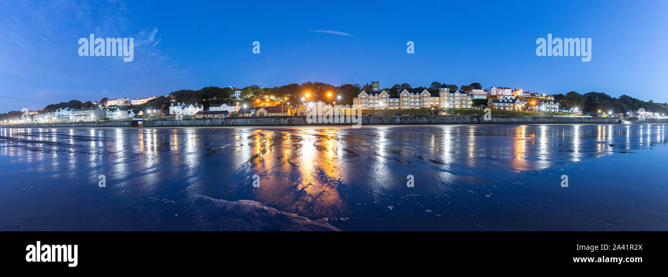 La mer sur la plage de Nazaré primé dans Yorkshire du Nord. Panorama pris au cours de l'heure bleue avant le lever du soleil à marée basse - top six plages de monde Banque D'Images