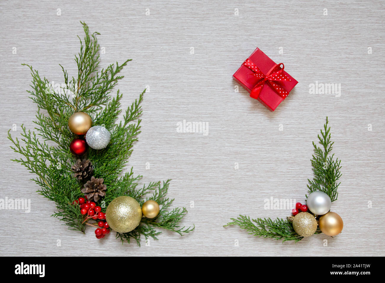 Branches vertes et des boules de Noël. Décoration de Noël sur un fond clair. Cadeau du Nouvel An dans une petite boîte rouge. Banque D'Images