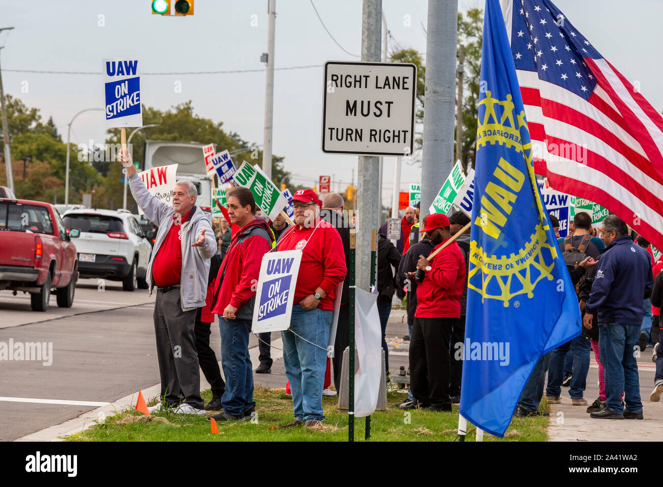 Warren, Michigan USA - 11 octobre 2019 - Les membres de l'United Auto Workers piqueté la General Motors Centre technique à la quatrième semaine de leur grève contre GM. Les principales questions de la grève : fermeture d'usine, les salaires, la structure de rémunération à deux vitesses, les travailleurs temporaires, et les soins de santé. Crédit : Jim West/Alamy Live News Banque D'Images