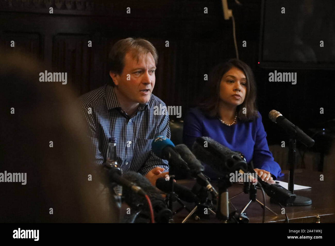 London / UK - 11 octobre 2019 : Richard Ratcliffe (L) prend la parole lors d'une conférence de presse à Westminster avec Tulip Siddiq MP (R), après le retour de sa fille Gabriella Zaghari-Ratcliffe au Royaume-Uni ; sa femme Zaghari-Ratcliffe Nazanin reste en prison en Iran Banque D'Images