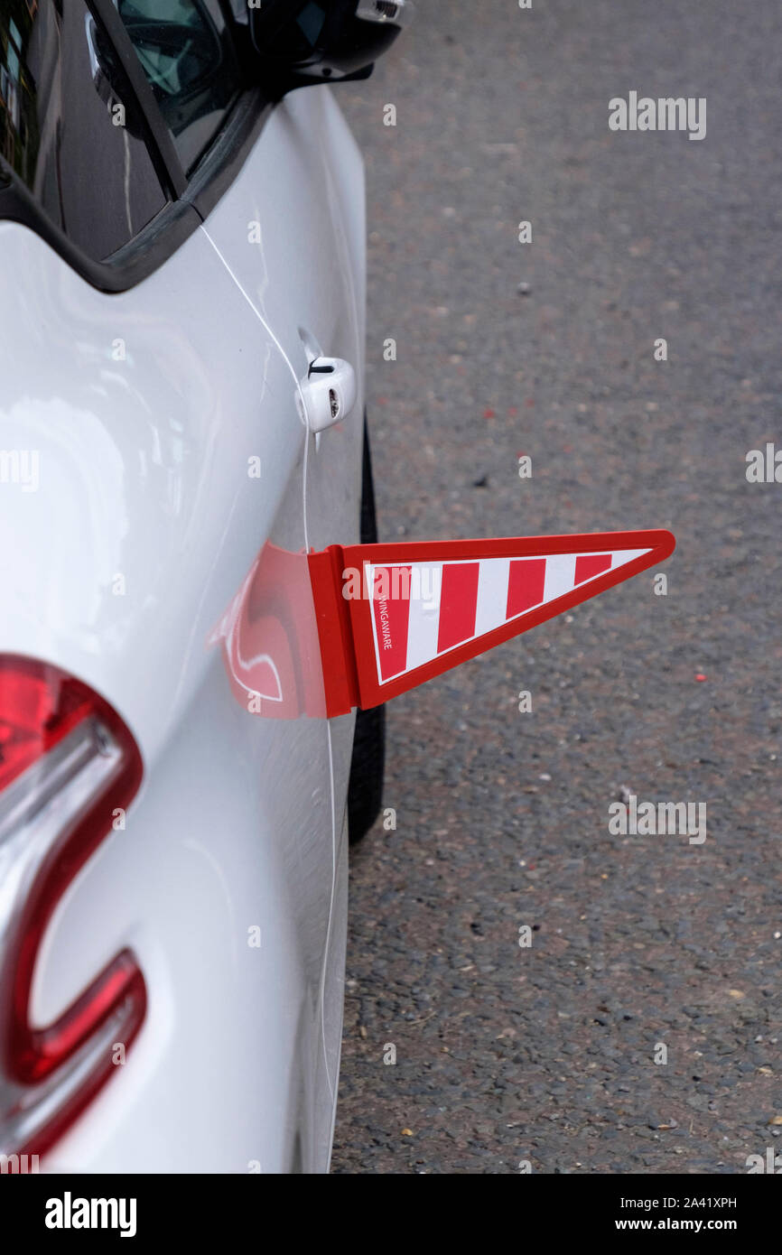 Protection d'aile de voiture ou de miroir connue sous le nom de WingAware un dispositif de prévention des accidents (image uniquement pour la vente, pas le produit) Banque D'Images