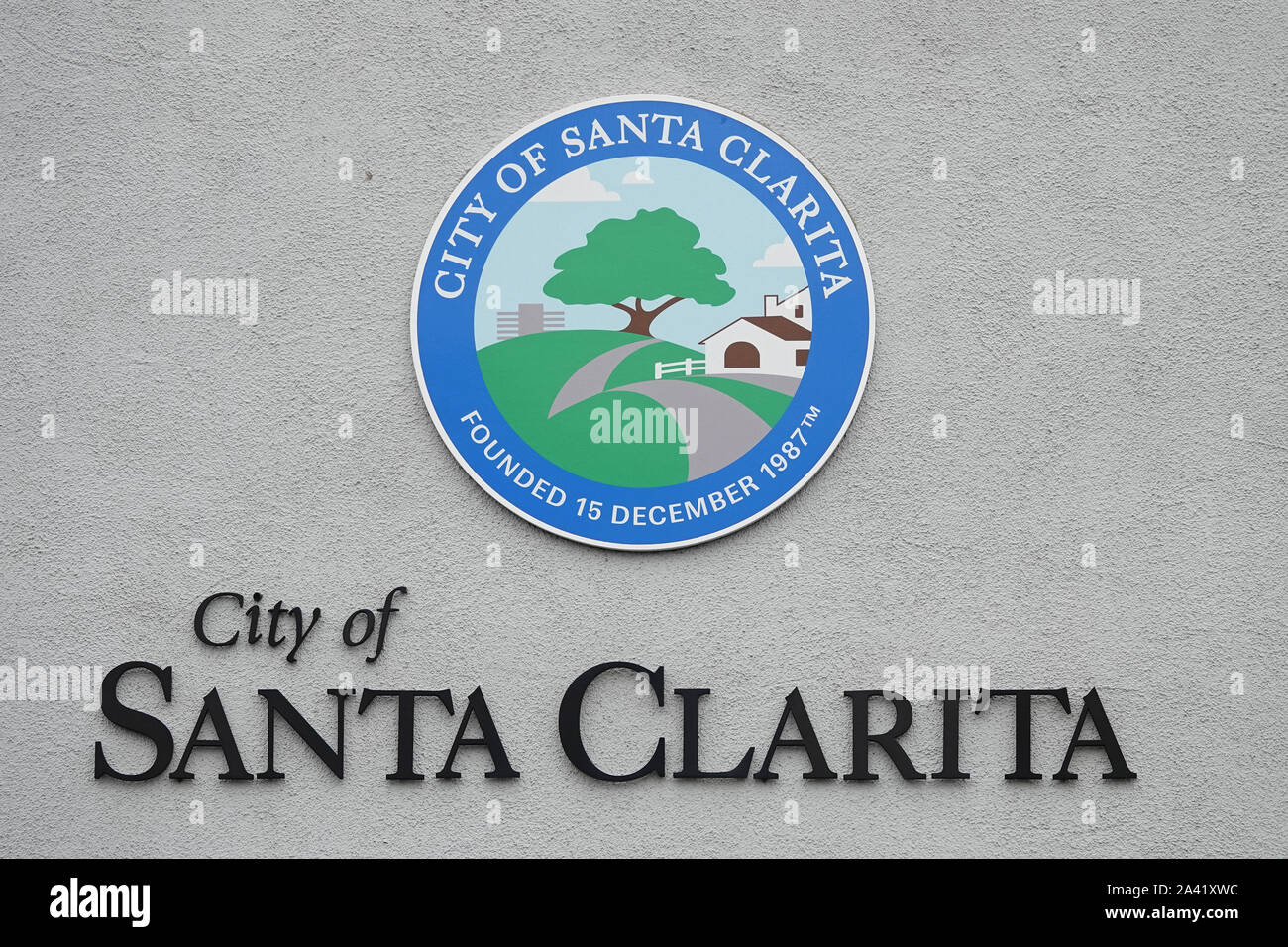 Santa Clarita, CALIFORNIE / USA - 27 septembre 2019 : un logo "ville lecture joint DE SANTA CLARITA - fondée le 15 décembre 1987" s'affiche apposée sur un bâtiment exteri Banque D'Images