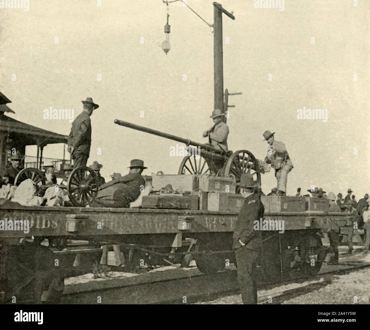 Sergent et les Borrowe 'Canon' Dynamite, Guerre hispano-américaine, juin 1898, (1899). Le sergent Hallett Borrowe (1864-1921) avec des munitions lourdes montées sur un wagon de chemin de fer, Port de Tampa, Floride, USA. Aussi illustré, Joseph Cabell Breckinridge (1842-1920), Inspecteur Général de l'armée américaine. À partir de "La Petite J'ai vu de Cuba" par Burr McIntosh, avec des photographies de l'auteur. (En 1898, l'acteur américain et journaliste William Burr McIntosh est allé à Cuba pour couvrir la guerre hispano-américaine pour "Leslie's Weekly" comme journaliste et photographe). [F. Tennyson Neely, Londres &AMP ; New York, 1899] Banque D'Images