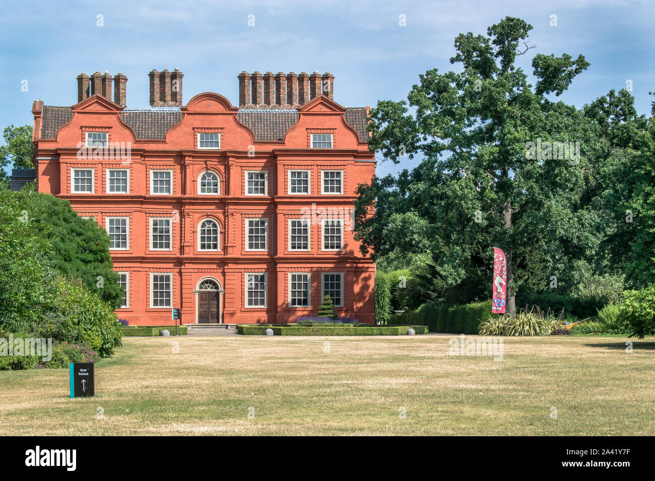 Kew Palace avec aucun peuple dans le ciel couvert par une chaude journée d'été à Royal Botanic Gardens, Kew Gardens, Richmond, Londres, Angleterre Banque D'Images