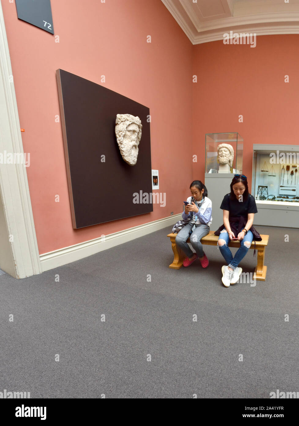 British Museum, Bloomsbury, London, England, UK. Deux touristes japonais en regardant leurs téléphones portables Banque D'Images