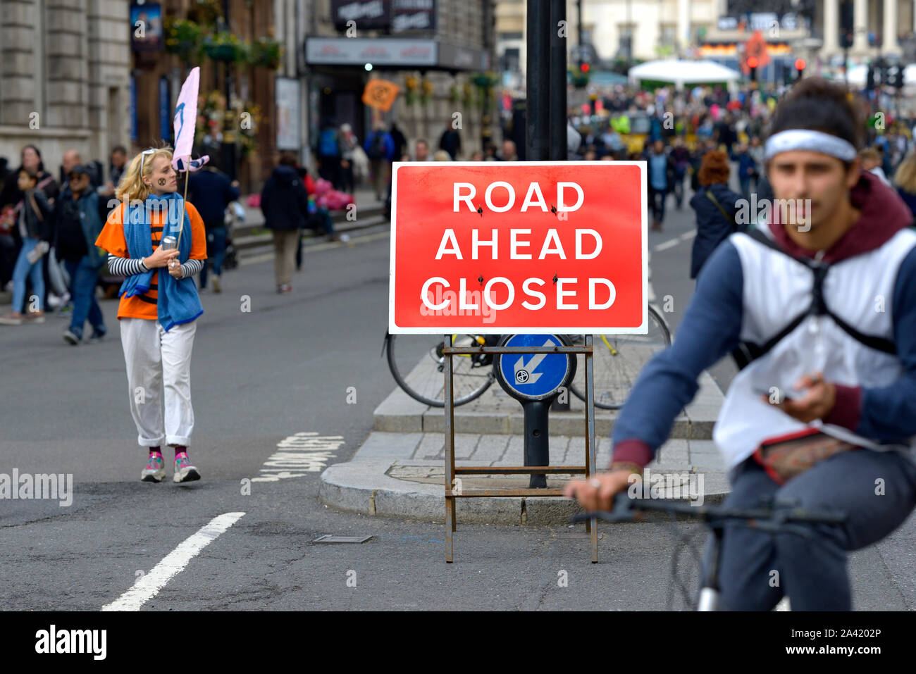 Londres, Royaume-Uni. Route signe clos dans Whitehall au cours d'une rébellion d'extinction de protestation, Octobre 2019 Banque D'Images