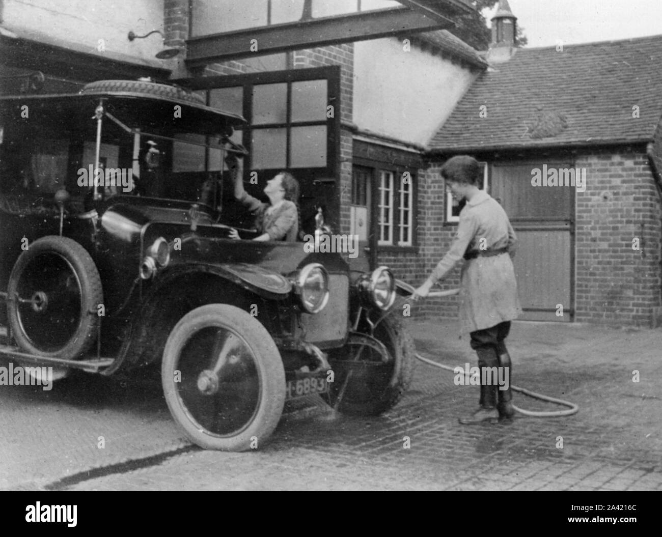 Chauffeuse lave-auto avec arrosage vers 1911. Banque D'Images