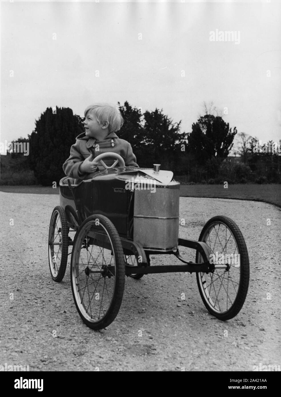 Ralph (Seigneur) Montagu comme un enfant en voiture à pédales 1966 Vauxhall. Banque D'Images