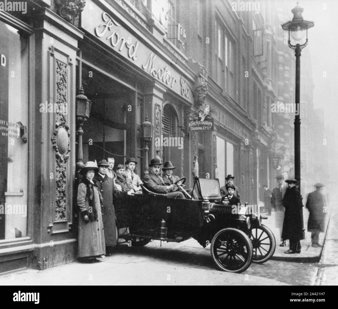 Ford Modèle T quitter showroom vers 1911. Banque D'Images