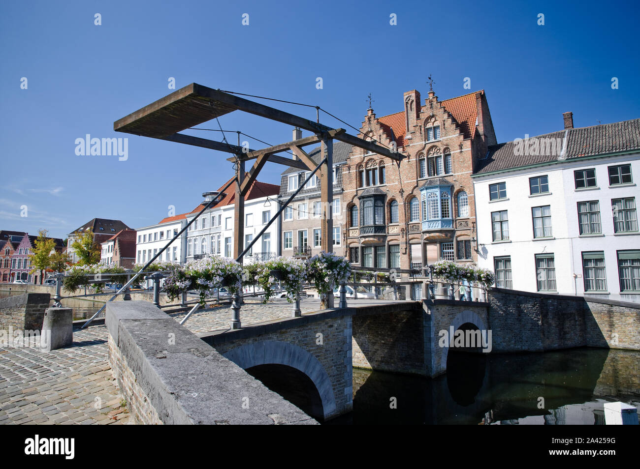 Un pont de bois sur le canal de Bruges, Belgique. Banque D'Images