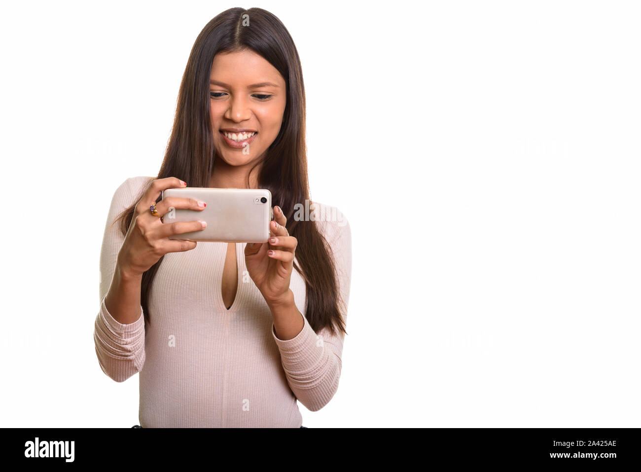 Les jeunes professionnels Brazilian woman smiling pendant la prise de photo avec mo Banque D'Images