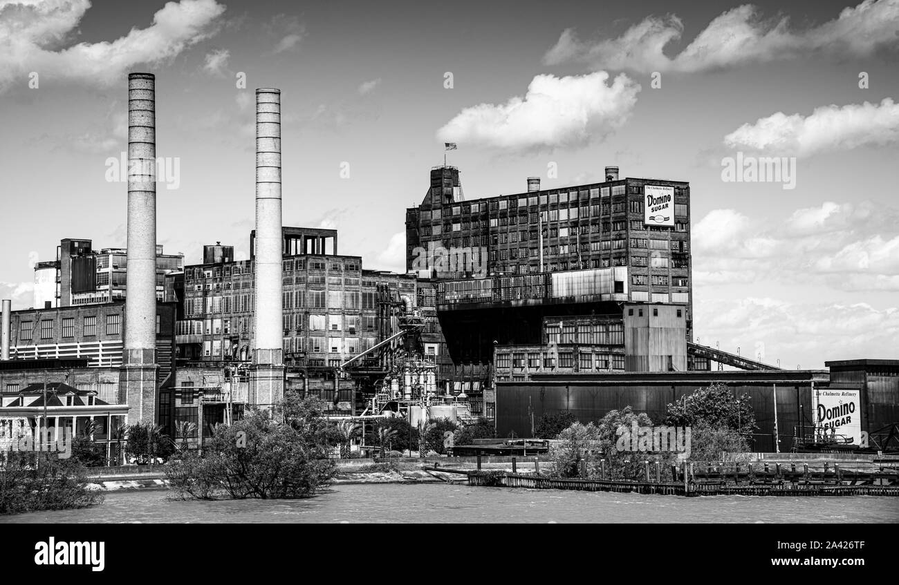 Image en noir et blanc de la raffinerie de Chalmette pour Domino Sugar Company sur le fleuve Mississippi, juste à l'extérieur de la Nouvelle-Orléans, Louisiane. Banque D'Images