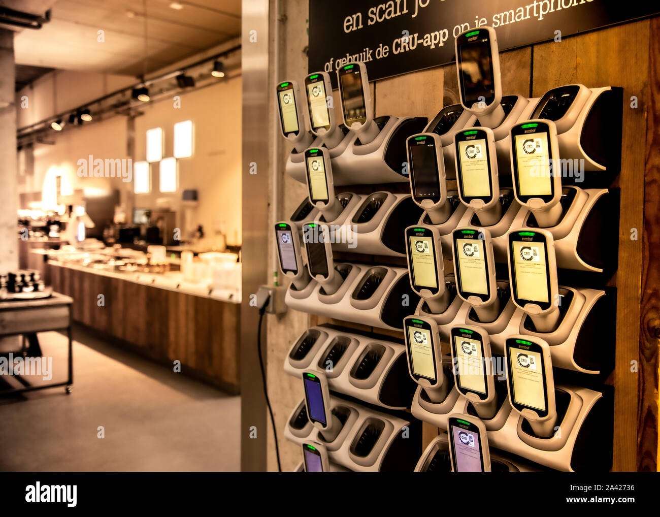 nouveau lecteur automatique intelligent pour un achat facile, des appareils conviviaux chargés pour le client suivant, Gand, un shopping de style marché. Banque D'Images