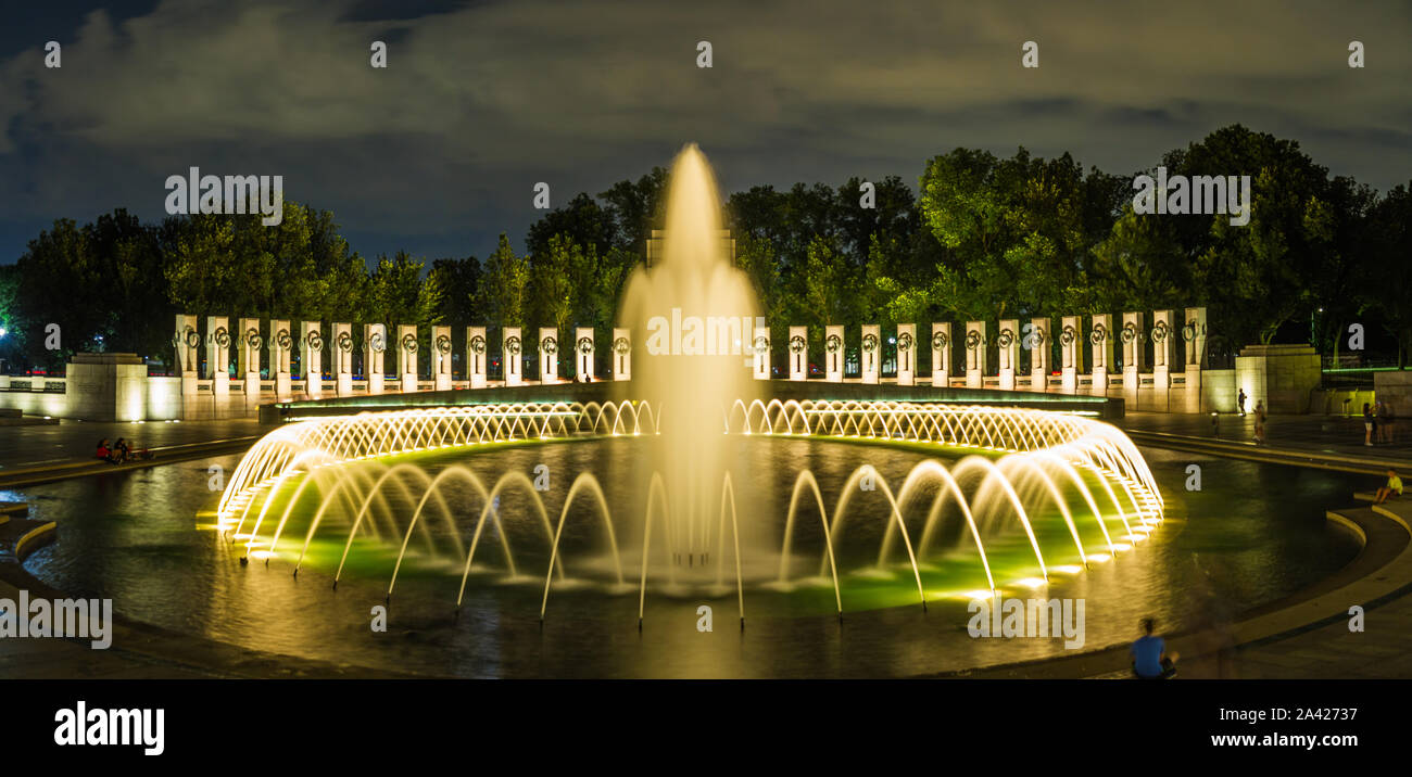 Panorama de nuit du monde mot II Memorial avec sa fontaine illuminée. Banque D'Images