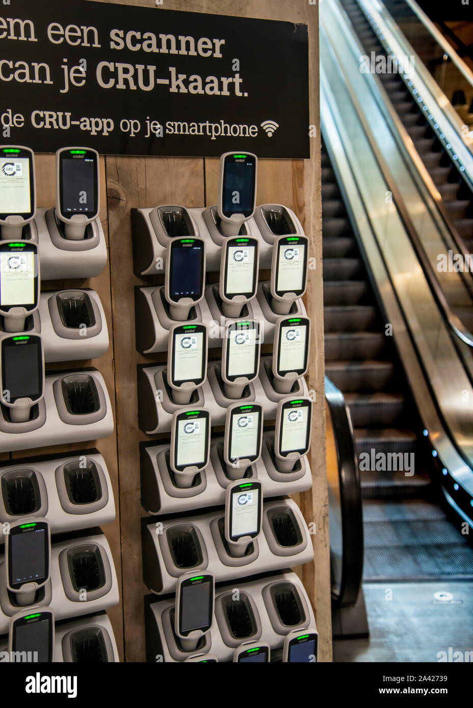 nouveau lecteur automatique intelligent pour un achat facile, des appareils conviviaux chargés pour le client suivant, Gand, un shopping de style marché. Banque D'Images
