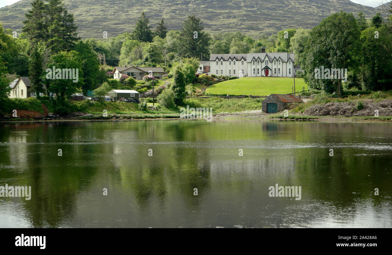 Le paysage pittoresque des bâtiments au bord de la baie de Kenmare, dans le comté de Kerry, Irlande. Banque D'Images