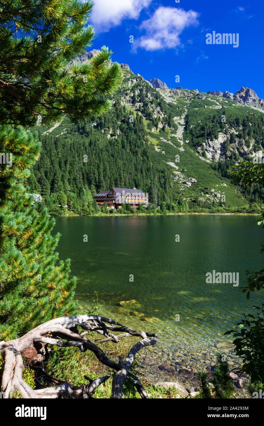 Popradske pleso près de Strbske Pleso en Slovaquie. Poprad Lake est une destination très populaire dans les Hautes Tatras Banque D'Images