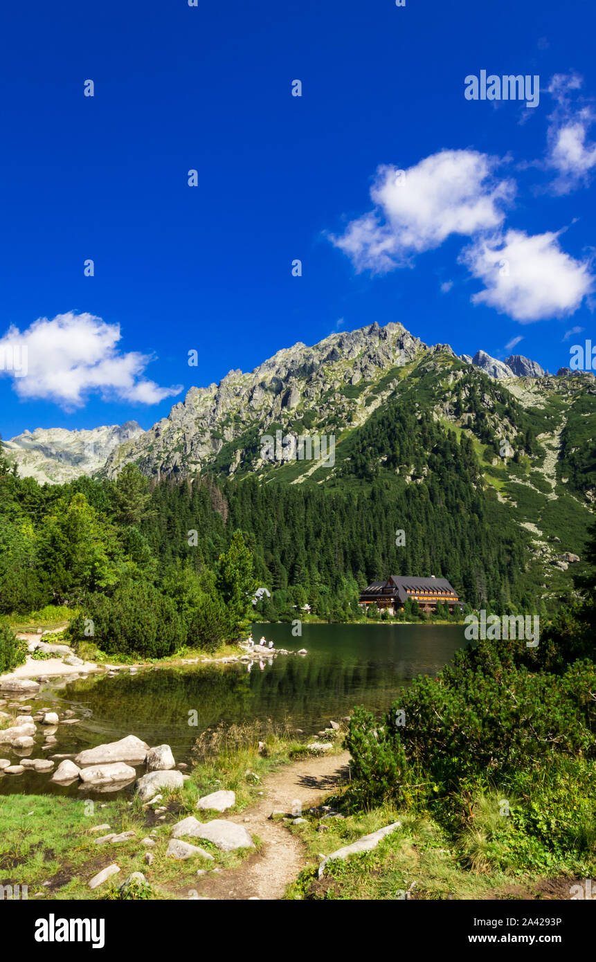 Popradske pleso près de Strbske Pleso en Slovaquie. Poprad Lake est une destination très populaire dans les Hautes Tatras Banque D'Images