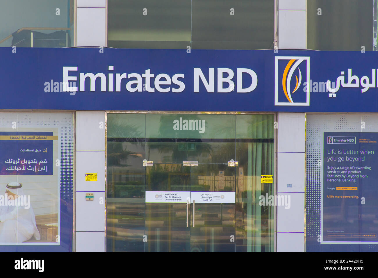 "Ras al Khaimah, Emirats Arabes Unis/Emirats Arabes Unis - 10/11/2019 : 'Emirates NBD BANK PJSC Bank (Banque Nationale de Dubaï) devanture bleu sur fond bleu, sk Banque D'Images